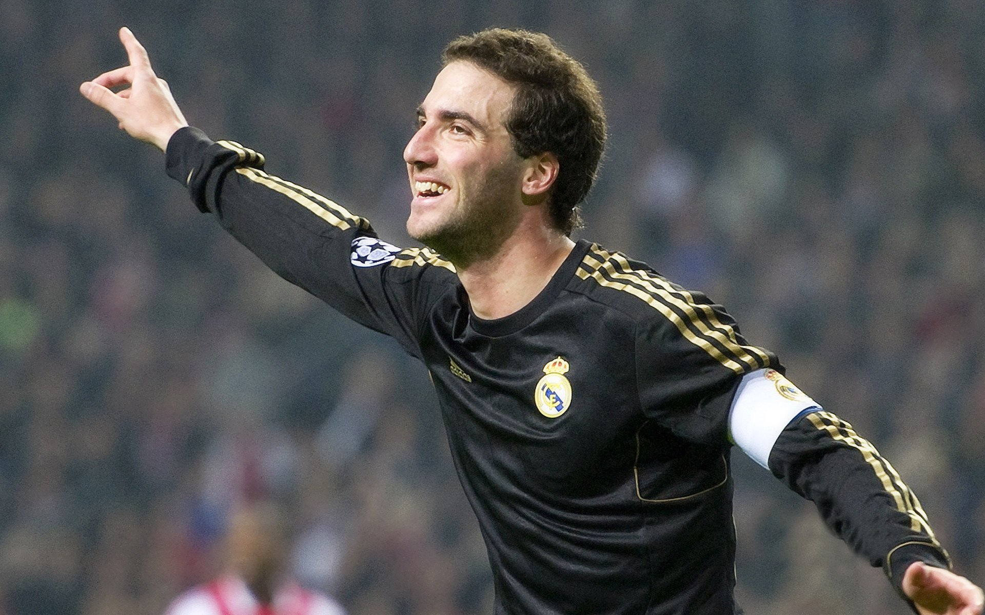 中超球员参与公益比赛获广泛好评，中超公益足球